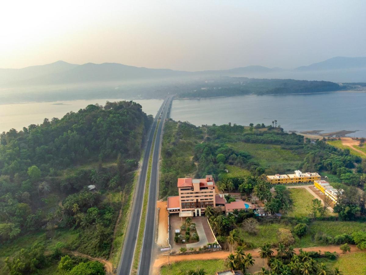 Hotel Sterling Karwar Esterno foto