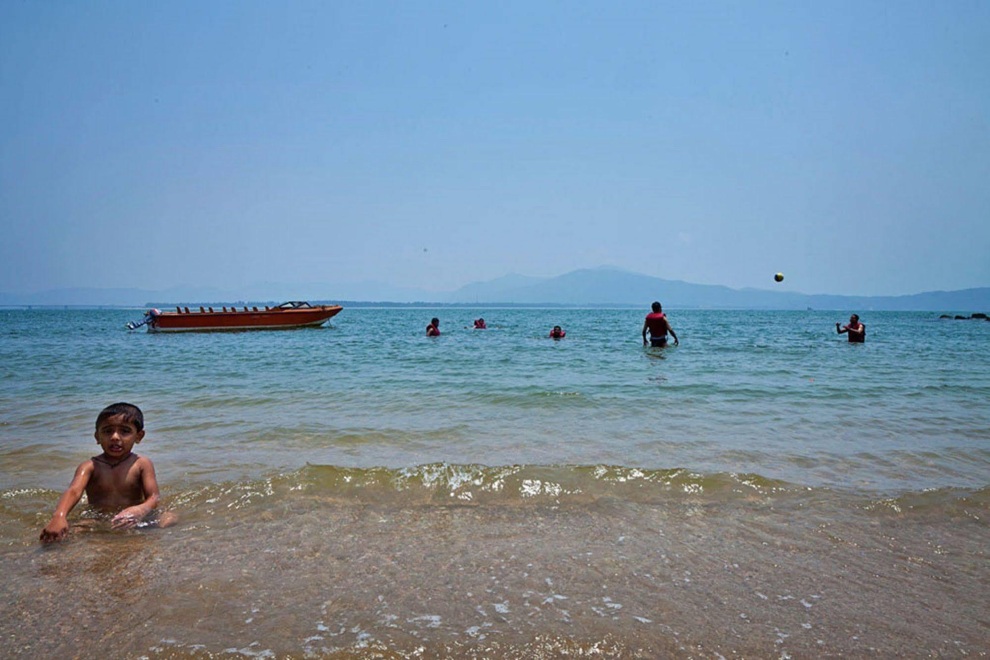 Hotel Sterling Karwar Esterno foto